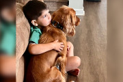 【海外】「サービス犬が糖尿病の子供を助ける合図を出した後の驚きの行動とは？」