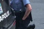 海外「アメリカの警察が動けずに苦しんでいる黒人男性の首を膝で抑え続け窒息死させる」