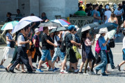 日本に来なくなった中国人観光客が殺到している国に世界が騒然！←「別の軍国主義の国へ」(海外の反応)
