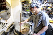 兵庫で大人気⁉行列のできるうどん屋さんに密着！！外国人「素敵なお店で料理も美味しそう」