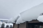 外国人「お前ら見てくれ、これが日本の雪下ろしの様子だ！」