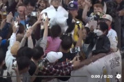【海外の反応】阪神ファンはカーネル・サンダースの格好をしたファンを道頓堀に投げ込んで日本シリーズ優勝を祝った　海外の反応「あの川は地獄のように汚い、行動が結果をもたらすことをいつ学ぶのか」