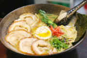 雪の中でラーメンを食べるこの日本人がチャレンジャーすぎた