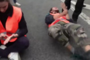 海外「道路を塞ぎ、どかそうとすると攻撃を受けた演技をする迷惑な気候活動家達」