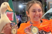 赤い靴を履いたマラソンランナーのアヒルさん、過去4回大会出場し完走も。その魅力にズームイン！