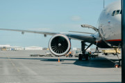 中国で乗客が安全祈願の賽銭を航空エンジンに投げ込む