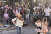 子供バイオリニストの路上演奏に合わせて踊る小さな女の子たちにほっこり