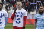 【海外の反応】トルコ選手が反戦Tシャツを拒んだ理由が物議に「正しい言葉だ」「おまいう」
