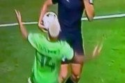 【海外の反応】キスをした後に倒れ込む選手たちをご覧ください「サッカー界は病んでいる」