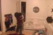 夜中に泣き出した幼い弟の部屋に行き、抱いてあやす少年の美しい兄弟愛