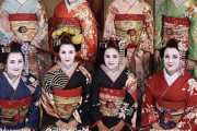 アメリカ芸能人「私の中国旅行の思い出の写真！」→それ日本だろと総ツッコミ