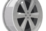 「あの車のホイールがカッコいいと思ったら…何かおかしいぞ!?」