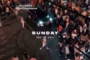 海外「車の通り道を空けるために銃を撃つアメリカ人」