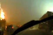 雷が電柱を直撃、火の玉が空を裂く瞬間を、パトカーの車載カメラが激写