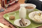 日本では普通の給食も海外では珍しいようです。外国人「日本の小学生は子供でも規律を守っているね」