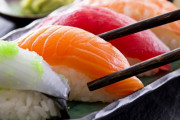外国人「腹にたまらない食べ物といえば寿司だよな？」