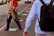 海外「酔っ払って通りでサーベルを振り回すロシア人」