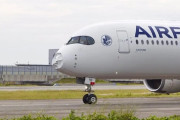 海外「一体何が？」日本の空港に緊急着陸した飛行機の機体に海外興味津々！（海外の反応）