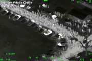 米フロリダで3000人の若者が大暴れ！ 野外パーティーに警察突入、もみ合いになる衝撃的な映像が公開