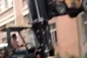 フォークリフトで連係プレイしてる動画が海外で話題にｗｗｗｗ　海外の反応