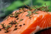 ピンク色のサーモンは着色料？添加物で食物に色を付けるのはアリ？ナシ？「ネオンカラーのピクルス！？」「漬物まで染めるんか…」海外の反応