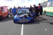 ゼロヨン仕様の魔改造ツインエンジンVW LUPOがパワーありすぎてまっすぐ走らない