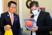 日本の大臣さん、チリの次期大統領にポケモン「ゼニガメ」贈呈！ 平和な世界と海外で話題に