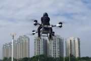 空飛ぶバイクで中国の空を飛び回る発明家が登場！