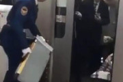 外国人「日本の電車から車イスの人が降りるシーンを気に入った…」