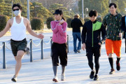 外国人「人を笑顔にする悪ふざけっていいよね」ランナーが変な走り方で駆け抜けるドッキリ！！