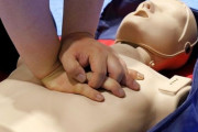 「救急の到着まで90分も!?」心停止の男性を20人がリレー方式で心肺蘇生法を続ける