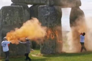 海外「世界文化遺産を損壊。環境団体がストーンヘンジに塗料を散布する」