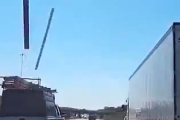 最悪なケースは実際に起こる。運転中に前を走っている車から落ちてくる木材が・・・。海外の反応