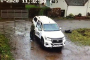 扉を閉めようとする女性が強風に何度も邪魔されてしまい、監視カメラで映像を見ている男性も思わず笑ってしまう