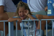 【海外の反応】スペインの少女さん、マスコットの仕打ちに号泣！「その後に和解ｗ」