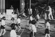 海外「アメリカの侵略に備え、竹槍の訓練をする日本の女子学生たち」この時代に生まれた人達は戦争をする以外に選択肢がなかったんだ・・・