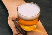 蜂ビールはいかが？微生物学者らが殺人バチの腸内酵母でビールを開発