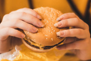 日本に来たばかりのアメリカ人が「日本のマクドナルドのアレは何なの？」とビックリ！【タイ人の反応】