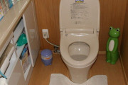 海外「日本の夏はトイレの個室が暑すぎる！みんなはどう対処してる？」トイレの暑さ問題に対する海外の反応