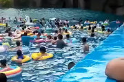 中国の人口的に波の起こせるプールで機器が故障、想定外の大きさの波が起きてしまい多くの負傷者を出す自体に…。