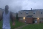 海外「【閲覧注意】 修羅の国アメリカ、テーザー中に頭を撃たれる警官(生存)」