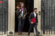 ニュース番組で英財務相の持つ「赤いフォルダ」が一瞬にして変色！ スパイか魔術師ではないかと話題にｗｗｗｗｗ