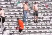 アメフトの試合で1人の男が脱いだシャツを振り回して応援→我も我もと大軍団に成長する