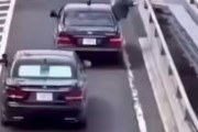「日本はなんて優雅なんだ！」白手袋で交通整理する日本のVIP車列に世界が驚愕