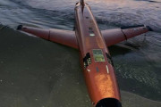 海外「おかんとおいちゃんが浜辺でアメリカ空軍のドローンを見つけたんだが…」　海外の反応