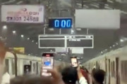 一方インドでは、2025年を迎えた瞬間、列車が一斉にクラクションを鳴らしていた（要音声）