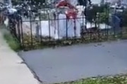 海外ガチ勢が自宅庭でハロウィンを演出した結果・・・←子供がトラウマになるやつやんけ！　海外の反応