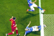 外国人「凄すぎる」日本サッカーの歴史を分けた三笘薫の超絶アシストに海外のファンが騒然！【海外の反応】