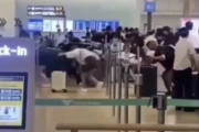 仁川空港で中国人客が規制線をくぐって集団割り込み、職員負傷まで起き韓国で反中感情が再燃