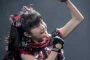 謎の女の子　“それはYUIMETALか？”　【海外の反応】